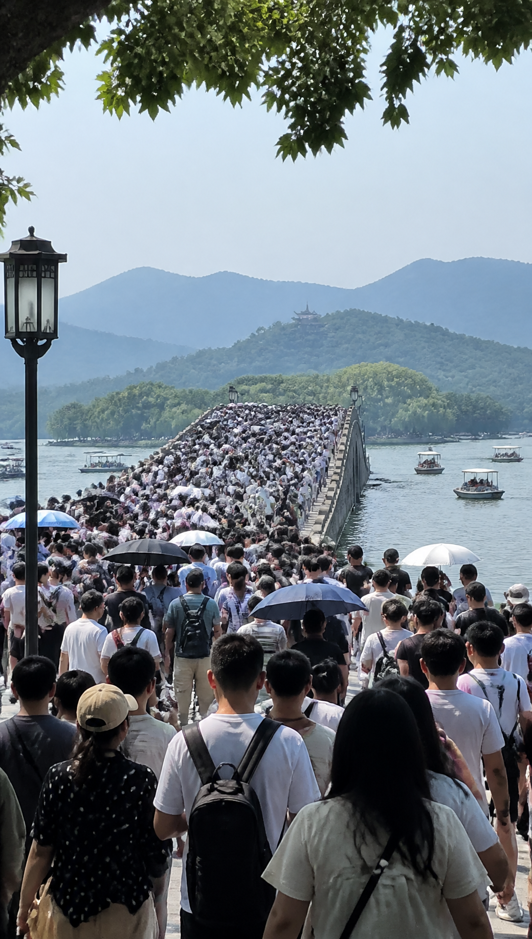 国庆第二天，西湖断桥“全是人”冲上热搜：大家挤的不是景点，而是压抑太久的生活

“人呢？全是人！”

国庆第二天，杭州西湖断桥再次被游客“攻陷”。现场视频里，桥上几乎看不到空隙，密密麻麻的人群一路排到远处，很多网友看完直接调侃：“白娘子来了都挤不过去。”

可笑归笑，热搜背后，其实藏着一种很真实的情