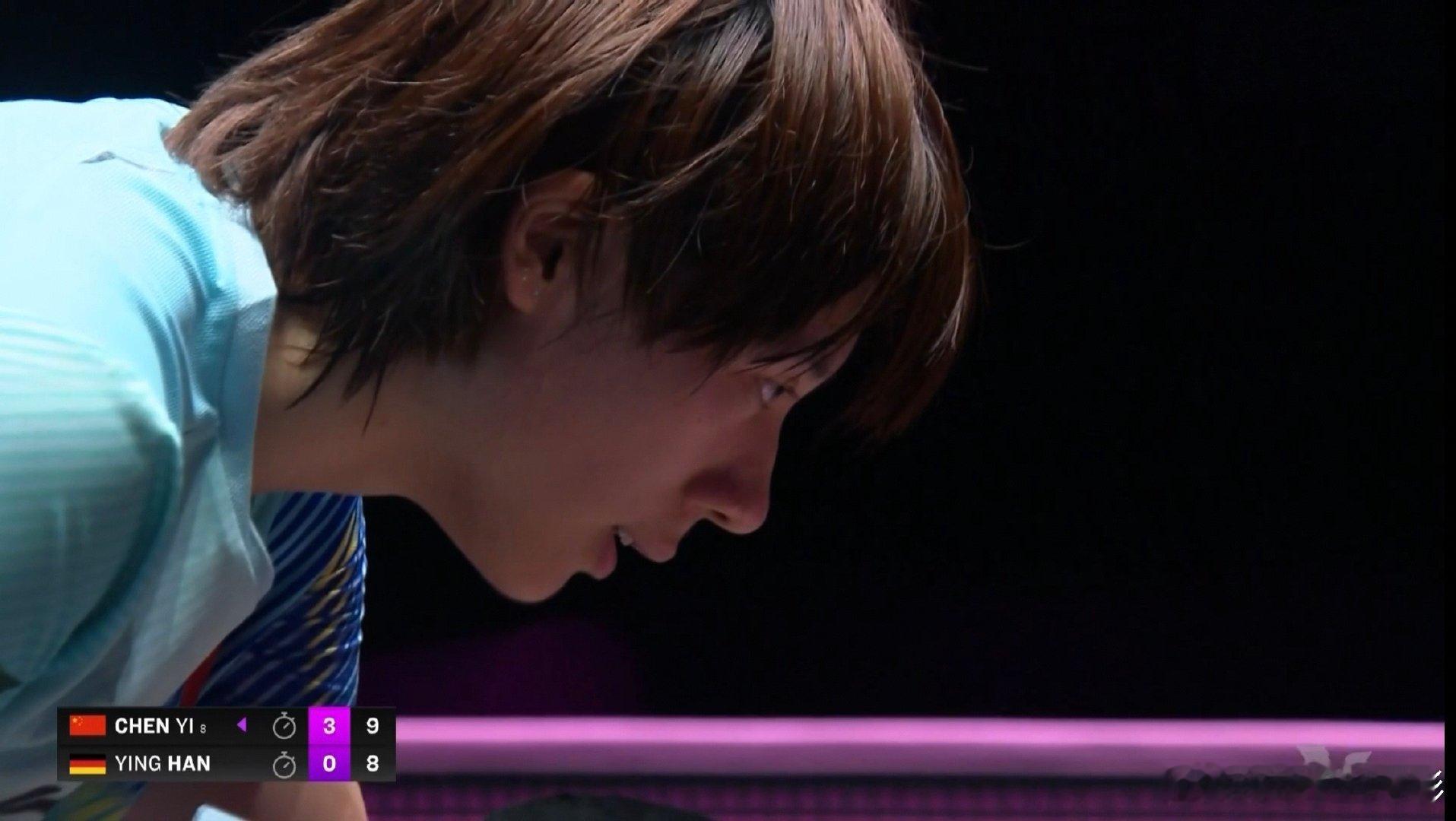 #陈熠4比0韩莹# 一场经典的打削球比赛，小将陈熠4:0横扫德国选手韩莹，晋级女单四强。这场球打的解气，陈熠在第四局落后时，依旧一分一分的追，最终拿下比赛。削球不是不好打，关键是要找到破解的方法。这一场，陈熠与教练都找对了方法，而上一场蒯曼也有教练的指导，但蒯曼没能执行好。 ​