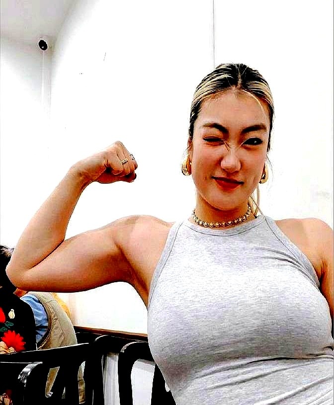 同样是女篮主力发生活照，韩旭王思雨被夸可爱，李梦穿条裙子吃个饭，评论区却炸了锅。

有些人的键盘敲得震天响，非要把人往泥里踩。李梦没出来哭鼻子，照样昂着头化全妆，吃肉喝酒发照片。

回头看看赛场，扛着炸药包往内线凿、拿命给队伍续命的也是她。球场上靠本事吃饭，脱下球衣，谁规定她必须活成低眉顺眼的苦行僧