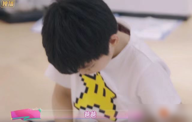 被吴京儿子踢哭，回家又为一只烤鸭摔筷子，陈妍希儿子是真难带。
节目里小星星没吃上烤鸭，当众赖沙发。陈妍希冷处理，欧阳妮妮一劝，孩子反倒坐远。她一句不给你吃了，小孩直接撂筷走人。
她自曝家里没一个能立规矩的人：自己不够凶，姥姥太慈爱。奖励机制废了，就靠利诱加威胁。专家说，别在客人面前跟孩子硬刚。