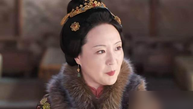 开机前刘学义放话：演我妈谁都行，就别是孔令美。结果定妆照一出来，亲妈就是她，差7岁。
俩人同是中戏的，孔令美老公跟他称兄道弟。第一场对手戏，他直接笑场。后来怎么演的？孔令美坐着不动，眼皮半垂，语速慢半拍，腰微微塌着，老太太的威压就出来了。刘学义就收着演，身体前倾，说话带汇报腔，愣是把7岁差演成了两
