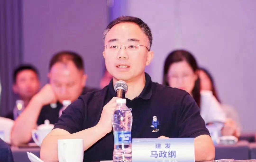 #酒局被猥亵女生照片被网上传播#
施暴者已经被控制，可受害者的照片信息却在网上流转，谣言与泄露同步袭来。她是刑事案件的受害人，不该再被曝光个人样貌，承受无端揣测。不传播受害者隐私，是网络最基本的善意。 ​