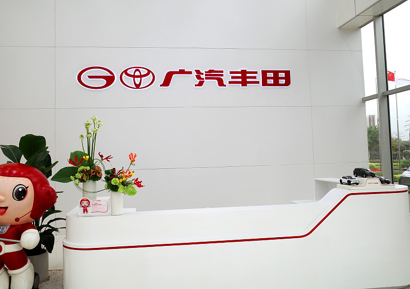 广汽丰田金九银十购车季 金九银十逛广汽丰田4S店，销售没跟我掰扯什么热效率、动力学原理，直接把我这种不懂参数的人讲得明明白白。
家用经常跑长途就看凯美瑞、汉兰达、赛那，凯美瑞双擎百公里油耗才4.5L，通勤接娃都不心疼油钱，第四代汉兰达大七座随便塞婴儿车和露营装备，常年稳坐同级保值率榜首，开五六年换车