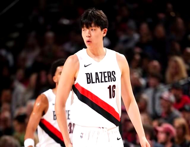 又一个中国面孔站上NBA季后赛！    北京时间4月25日，开拓者对阵...