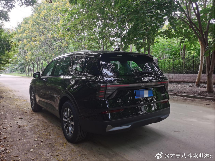 看了新福特锐界L这新车，更让我期待了

    我们家有个习惯，五一十一必自驾，这两年跑了川西、青甘大环线，锐界L跟着我上了高原也下了烂路。几个感受：一是一箱油真能跑，1188公里官方续航我实测差不太多，长途不用老找加油站；二是二排头等舱座椅太适合长途了，能放到124度，我妈腰不好，一路上全靠 ​