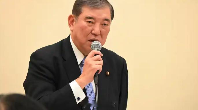#石破茂批高市早苗不提反省##石破茂表示日本需要反省并吸取教训# 【石破茂批评高市早苗：战败投降日不提“反省”，日本终将重蹈覆辙】据朝日电视台等日媒报道，日本前首相石破茂8月21日在一次演讲中批评高市早苗在8月15日日本战败投降日演讲时不提“反省”，他提到，当前的日本尚未与军国主义日本切割 ​