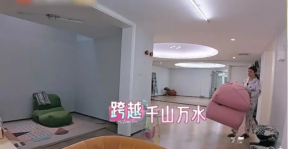 陈妍希住大别墅，姐姐妈妈露脸了，家里养了一只狗，儿子很依赖她 ​