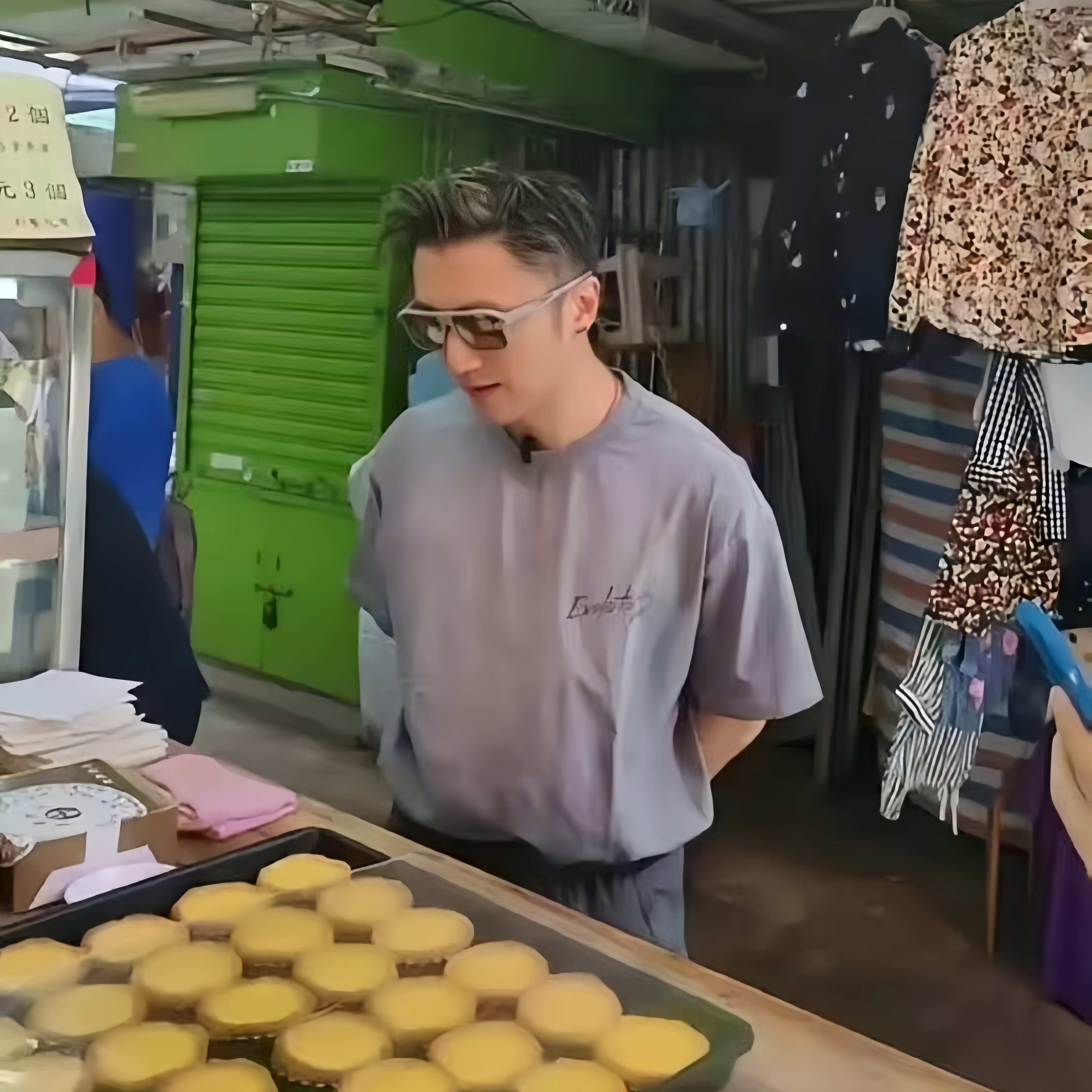 谢霆锋现身香港某菜市场，一身休闲穿搭，松弛感拉满，戴着墨镜，酷帅有型，他认真地挑选特价蛋挞，和店主交流，态度亲和，真没想到大明星也会逛这种市井平价小店，太接地气了！