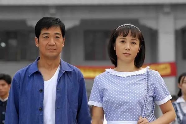 #金鹰奖往事#2008年金鹰奖张国立一个人陪跑一群人。
张国立凭借电视剧提名，当天颁奖晚会一共到场了五位男演员：张国立，王宝强，林永健，李幼斌，王伍福。最终王宝强获得最具人气的电视剧男演员奖李幼斌获得最佳表演艺术男演员奖而金杯颁给了四个人，也就是说那一年视帝有四个：王宝强（士兵突击）李 ​