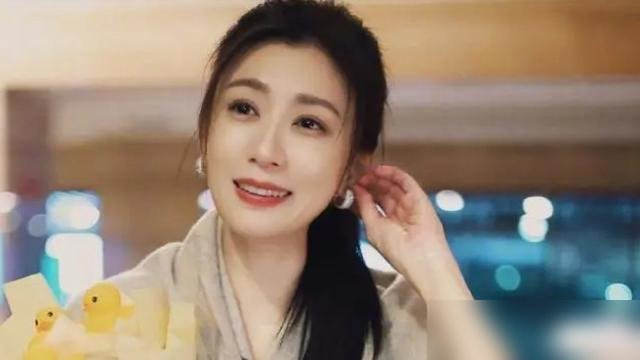 贾静雯又上热搜了，这次不是因为前夫孙志浩，是现任修杰楷涉嫌伪造病历逃兵役被带走。当年争女儿抚养权撕到对簿公堂，以为二婚终于找对人，结果人设说塌就塌。可你再看她昨天在台北做公益，状态稳得吓人。大女儿公开恋情，她轻描淡写一句“开心就好”，还笑称自己当年未婚怀孕。这女人什么大风大浪没见过，前脚老公出事，后