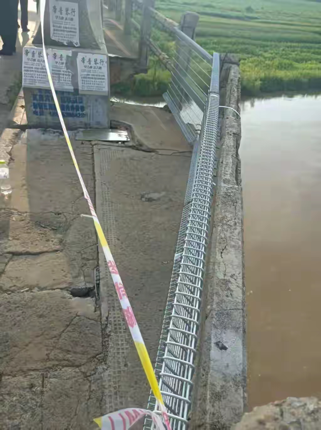 男子步行过桥遇桥板脱落坠亡，家属把住建局、文旅局等部门告上法庭，13年前该桥被评为省文保单位却年久失修。
 
遇难的小伙子赵鑫水，年仅22岁，家在河北临西，出事那天清晨七点多，他打算跨过先锋大桥，前往山东临清一侧看望住院的奶奶。家里长辈身体抱恙，他心里惦记老人的状况，早早出门赶路。这座大桥建成年代久