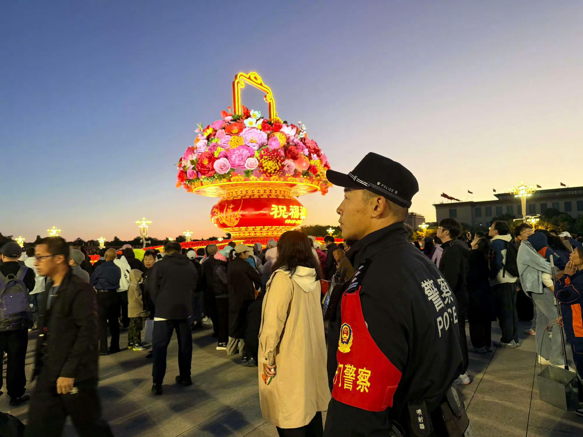【警探号 | #10万余人天安门广场观看升国旗# 北京警方优化安检措施全程守护】10月1日6时10分，金秋晨光铺洒天安门广场，五星红旗伴随雄壮的国歌冉冉升起，来自五湖四海的10.1万余名群众齐聚现场，共庆中华人民共和国成立77周年。北京青年报记者了解到，此次升旗仪式，北京警方以最高标准、最实举措、最 ​