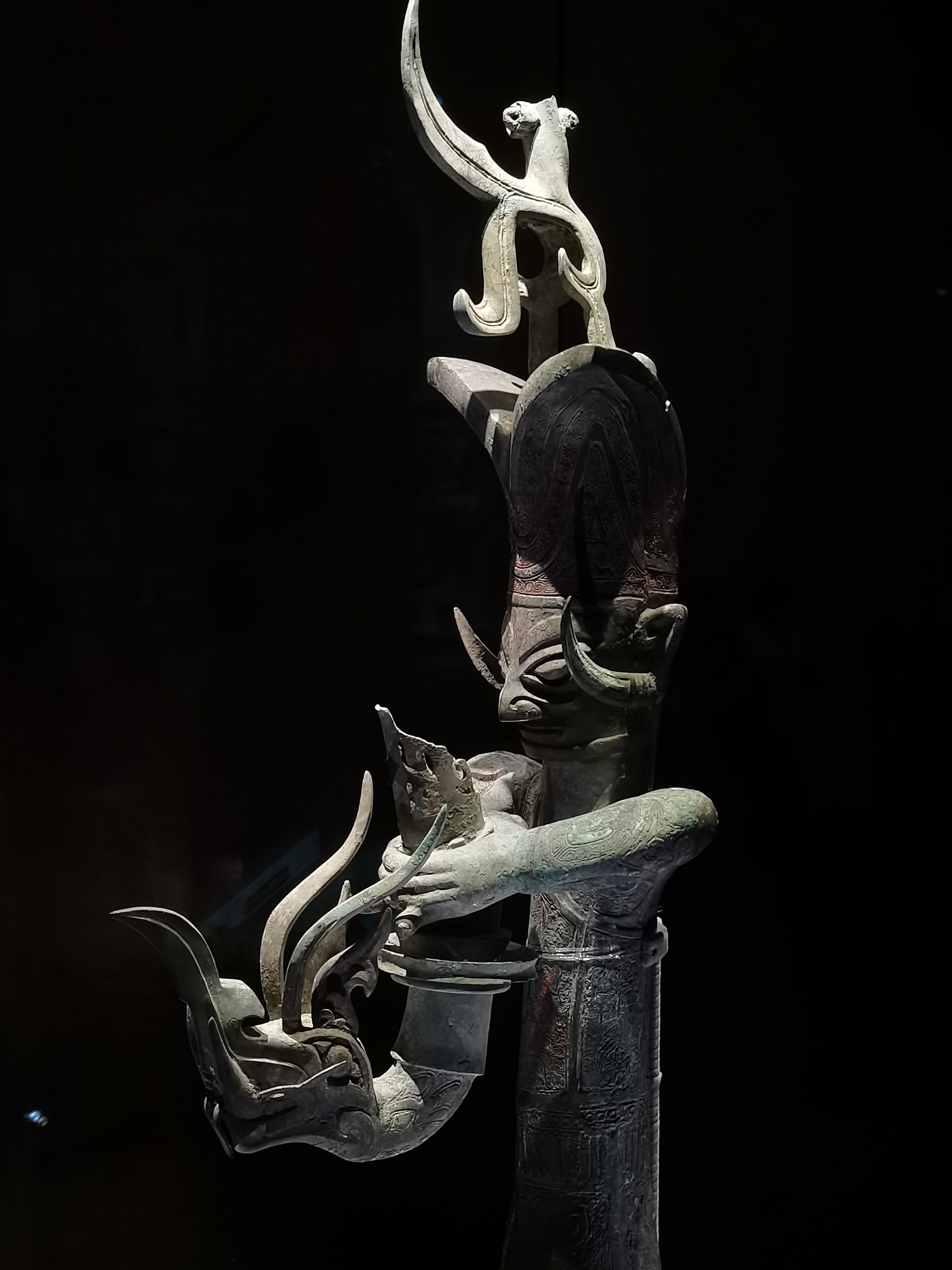 三星堆博物馆这一圈走下来，可以说是遨游神虚之境了，不那么怪力乱神，也不会有浓重的血腥祭祀之感，古蜀文明充满天马行空的美学和仪式幻想，很是震撼，不虚此行啊。  ​
