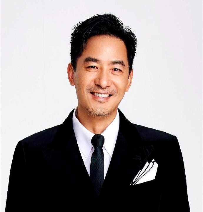 农村穷小子出身，业务能力不见得多拔尖，却一路被所有人托举着往前走，郭晓东这辈子算是把好命两个字占尽了
 

当年在电影学院读书，家里穷得叮当响，班主任直接立下死规矩，班里女同学只要接广告，必须把郭晓东带上分一杯羹
 

拍戏从来不缺好资源，婚姻更是让人看不懂，武汉大院里娇生惯养的大小姐程莉莎，倒追他