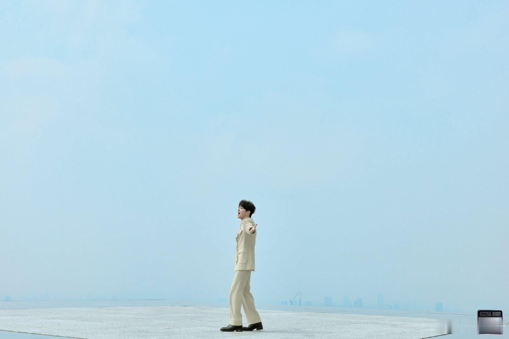 很荣幸参演#和我一起把山河读成诗#，今晚8点档，锁定《中国梦·家国情——2026国庆特别节目》，CCTV-1、CCTV-3、CCTV-15，央视频、央视新闻、央视网、央视文艺，音乐之声、经典音乐广播、文艺之声等平台同步播出，我们不见不散！#央视国庆晚会# ​