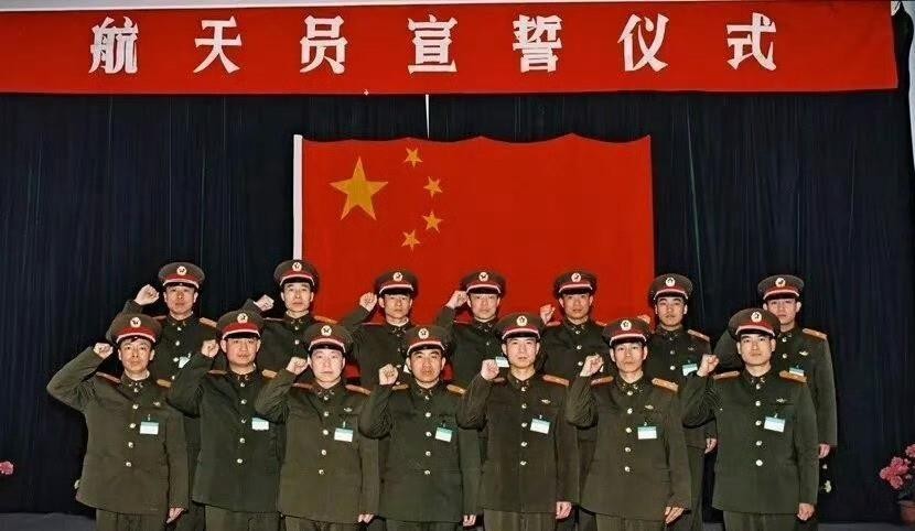 杨利伟9月21日在国新办记者会上确认，首批航天员已于2025年10月正式停航。他说每次航天员进场飞行前都会去东风烈士陵园祭拜，车辆经过时一律鸣笛，因为很多人把青春和生命都留在了那里。14个人入选，9个名字飞上了天，剩下李庆龙、吴杰、陈全、赵传东、潘占春五个，苦吃了、汗流了、备份进了好几回，最后连一次