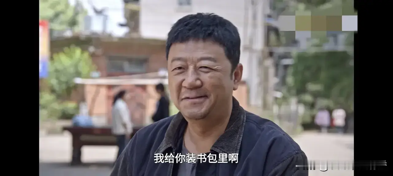 从郭涛饰演的角色，看演员队伍的青黄不接…

在《生逢其时》这部电视剧里，郭涛饰演齐时的父亲齐爱华，叫人看着太别扭了。

你看郭涛已经显现老态龙钟的状态了：满脸的皱纹，眼皮下垂，眼袋隆起，要说他饰演的是齐时的爷爷，倒挺合适。郭涛在这部电视剧里的形象，哪里像从二十多岁的青年人，到四十多岁的中年人的形象呢