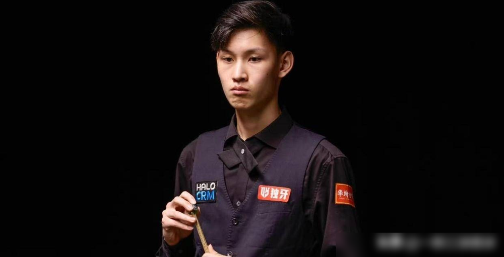 5-0横扫，看着像碾压局，其实俩人都在漏。
肖国栋全场就一杆50+，第三局那杆96分，其余几局进攻打到一半就断。第五局最离谱，上手才拿33分就交了，最后靠一杆斯诺克逼18岁的王信伯解球犯规，72-67才啃下来。
王信伯更嫩，机会球抓不住，该防不防，上来就莽。单杆44分都救不了命，关键球手抖，活生