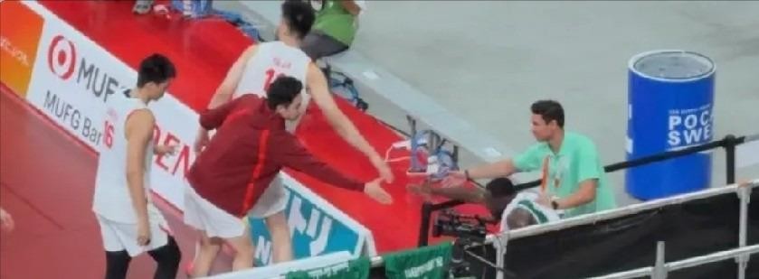 87比78，中国男篮挺进四强，但这比分背后全是冷汗。廖三宁全场轰下30分7篮板4助攻，末节那记抛投几乎杀死悬念。可郭士强赛后盯着技术统计直摇头：三分球命中率偏低，防守篮板给了对手太多机会，进攻选择也不如前几场果断。赢是赢了，问题也实实在在摆在那儿。而比胜负更让人记住的，是终场后的一幕——中国队员发现