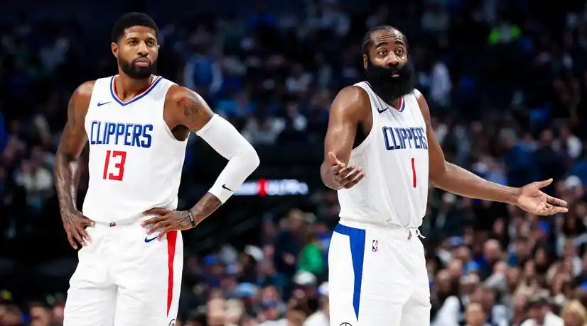 NBA这下真被快船摆了一道！

被罚5个首轮后，快船的资产重组直接改变了联盟交易市场的走向。宁可自己扛着过渡期，也不让别人好过。

罚单刚公布那两天，全联盟的算盘几乎都打到了快船的更衣室门口。

毕竟是历史级别的重罚——五年的首轮签全被没收，3000万真金白银的罚款，连老板和运营总裁都被停职，搁任何