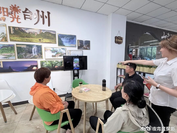 仙居、临海等地的优质杨梅整齐陈列，枝头刚摘的鲜甜，下车就能买到 ​​​
