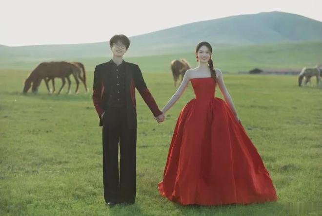 #许嵩背后公司正冲刺IPO#【歌手许嵩结婚，新娘是“00”后主持人！其背后公司正在IPO，2年向同一艺人支付超6.8亿元，业界推测可能就是许嵩】#太合音乐或2年向许嵩支付超6.8亿元#9月19日，许嵩宣布与冯禧结婚。

据悉，许嵩、冯禧于2022年通过《你好星期六》节目相识相恋。冯禧在综艺上表示：第一次听嵩 ​