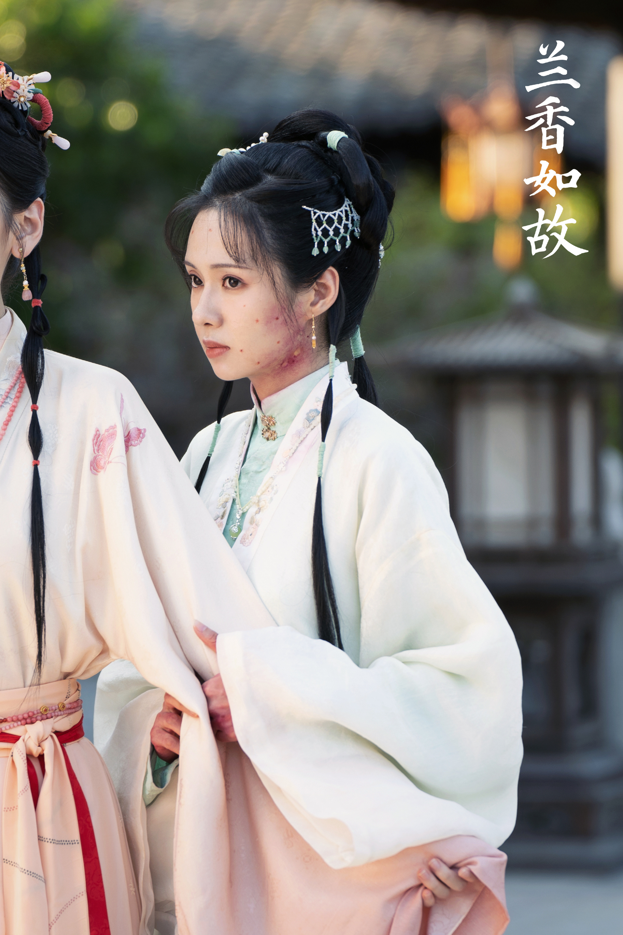 大家有没有发现现在娱乐圈一个很离谱的现象？演员认认真真宣传自己辛辛苦苦拍出来的剧，居然还要被骂过度营销！
 
最近郑合惠子为新剧《兰香如故》开直播，本来是和观众聊聊角色，复盘剧集内容，安安稳稳做剧宣。
谁能想到直播间里面一大堆负面弹幕刷屏，很多网友说她最近到处刷到，热度太高，吐槽她一直在过度营销。