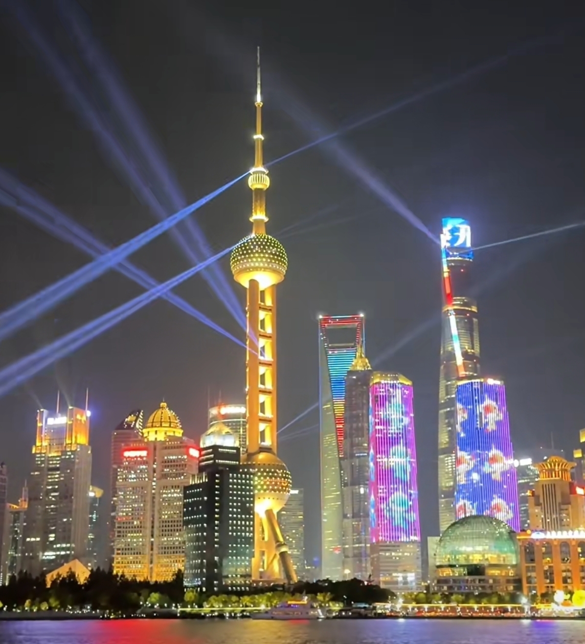说说无罪辩护中的“对抗”
​
​一看到“对抗”两个字
​很多人的第一反应就是
跟公检法对着干
​
​但
我认为这是不对的
​
​我理解的无罪辩护
​无所谓“对抗”
​我只是合理合法的
​把案件中存在的问题
​清清楚楚地找出来
再​呈现给办案人员
​
​不存在所谓的
​因为是控辩双方
​就莫名地套上“
