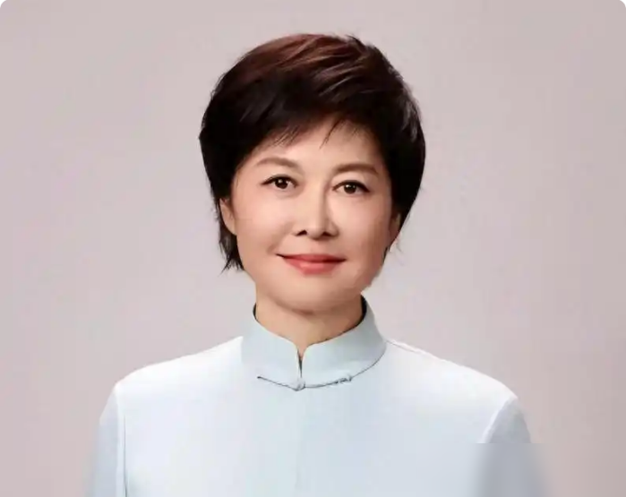 敬一丹走了，曹可凡挨骂了。
他连发两条悼文，开口敬大姐，闭口主持人长久的榜样，听起来没毛病。可偏偏补了一句，我与她同年斩获金话筒奖，还配了张当年合影。评论区立马炸了，说这是借灵堂晒履历，哀思里藏着自我加冕。
再看白岩松，只写了一句，大姐，走好。
其实曹可凡未必有恶意，搞文艺的人，总爱往回忆里添