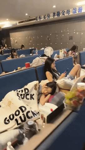 你没见过的足浴店员工休息区[皱眉]