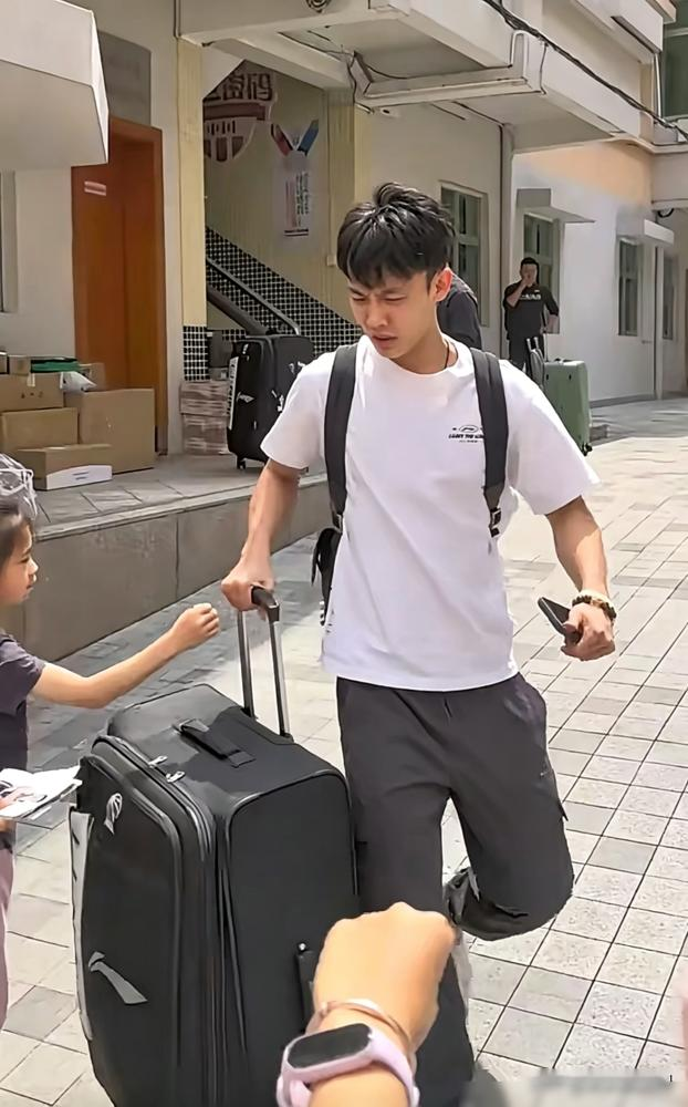 领先19分，最后让人家摁着揍。广东这球输的，脸都丢尽了。 杜锋赛后发...