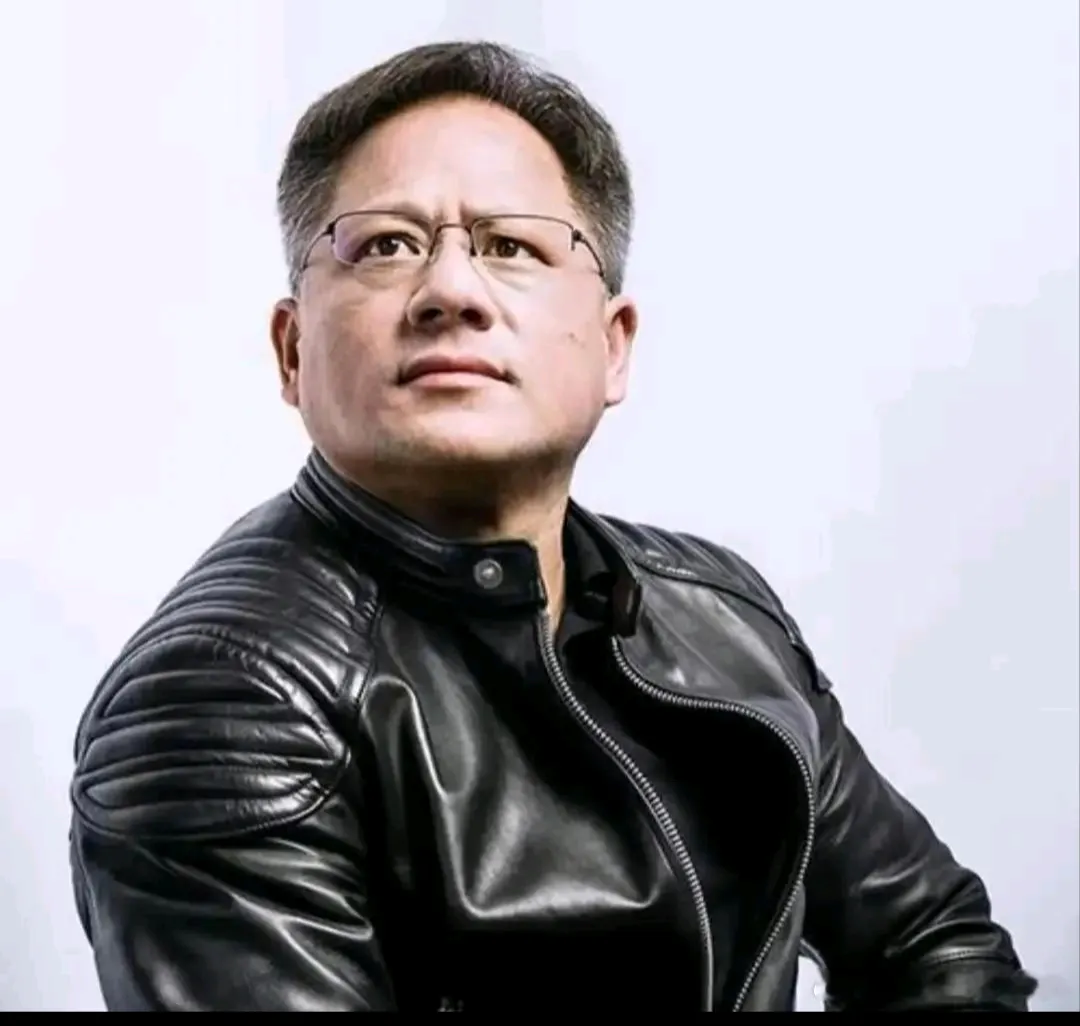 科技大佬黄仁勋说，我已经六十三岁了，身价不菲，名声显赫，可是让我无奈的是，给父亲打电话，他总是说我~ 
 
说什么呢？不是问英伟达市值多少，也不是夸他又做成了什么大事，而是继续给他提意见，告诉他哪里还能做得更好。 
 
2026年6月，黄仁勋在台北参加活动时专门聊到了自己的父母，他说自己都63岁了工