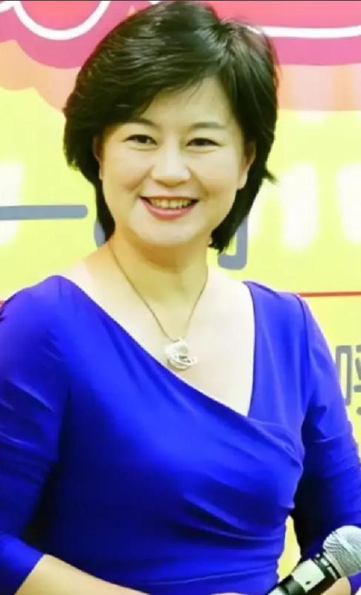 1999年，鞠萍向丈夫提出了离婚，丈夫同意离婚，却让她二选一，孩子和财产只能带走一样！

可这道题真正考验的，从来不是谁更会算账，而是谁愿意承担往后的生活。鞠萍选择带走六岁的儿子，等于放弃房子、存款和家具，带着孩子搬进三十平米的家属楼。

这样的选择看起来吃亏，却让她保住了最重要的亲情。后来她一边工