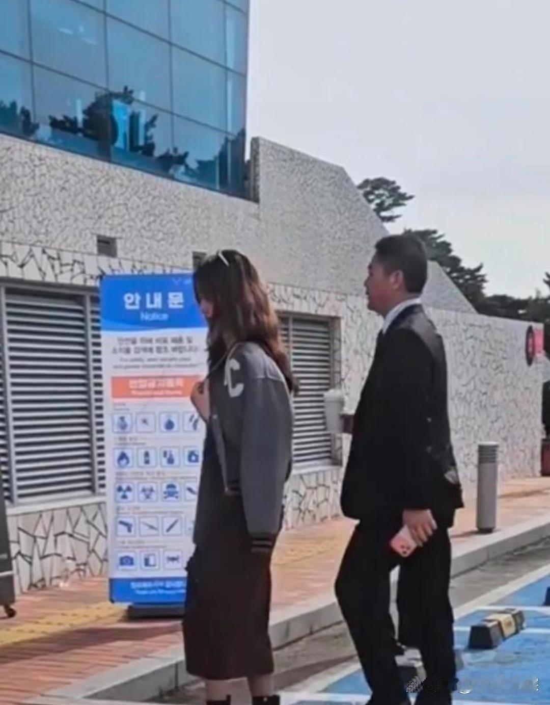 刘强东带章泽天去谈客户，她身上穿了件4万块的香奈儿外套，东哥全程满脸宠溺，眼神就没怎么离开过她。 ​