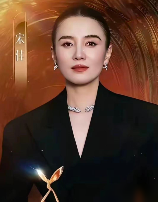 迪丽热巴拿奖那年，金鹰奖差点被骂到改名，观众管它叫水鹰奖。
粉丝熬夜打投，机器疯狂刷票，最后谁流量大谁拿奖，跟演技半毛钱关系没有。公信力崩了，奖杯成了烫手山芋。
2026年终于改了。观众投票只占40%，视协会员30%，专家评审30%，专业端60%第一次压过大众人气。还取消了金鹰女神和最具人气演员