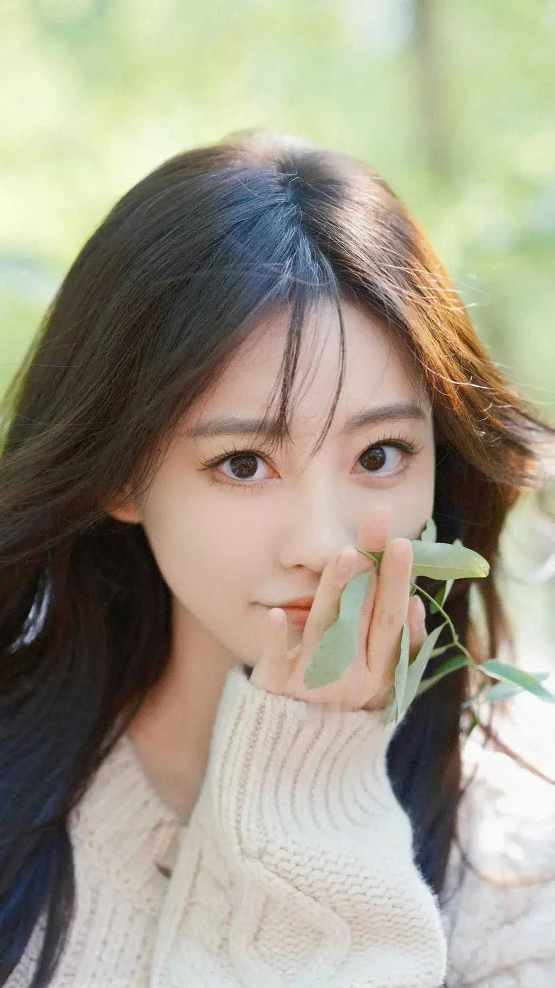 祝绪丹高清美照｜自然中的少女，轻柔的绿叶与她共舞👧😜。爱看