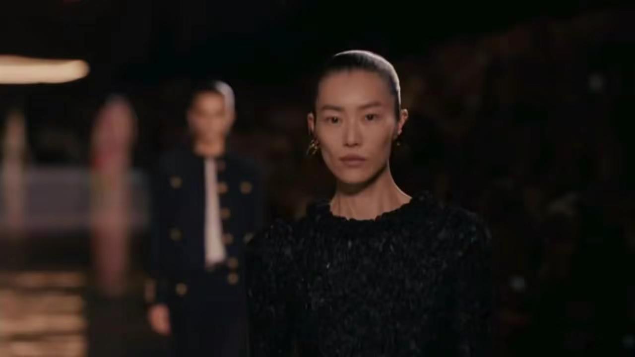 2027春夏大秀，表姐作为全场倒数第二位出场，也完美完成了巴黎时装周的收官💖