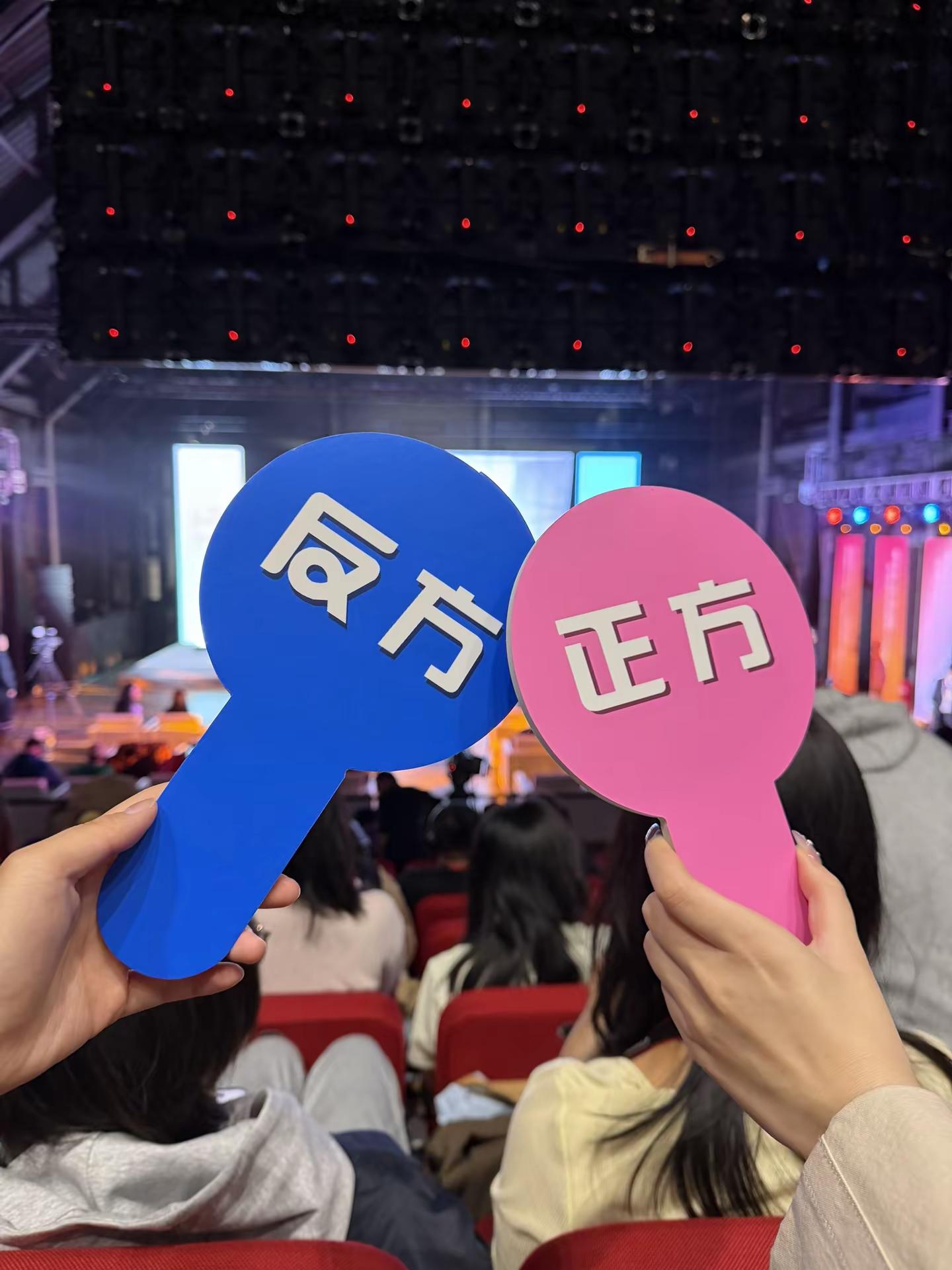 啊啊啊啊啊我见到阿庞阿詹了！参加《新世界，老朋友》银龄生活主题沙龙。这场相聚，是科技与人文的破壁对话。技术迭代飞快，可总有人愿意放慢脚步，陪着长者同行。科技是新世界的工具，而陪伴，是老朋友不变的答案。詹青云庞颖 庞詹 新世界老朋友