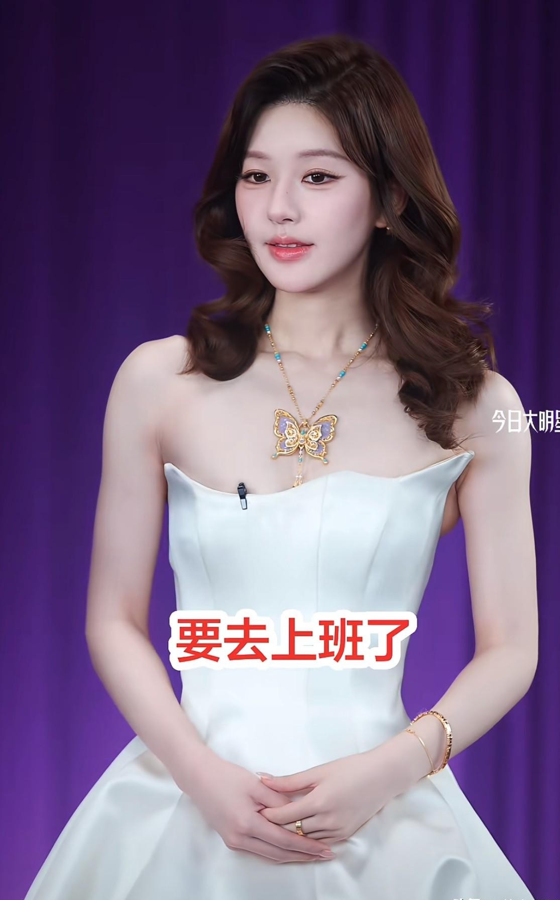 等了整整两年没正经进组，赵露思这次干脆掀了桌子，不陪资本玩被动等待的游戏了。
10月14号她透露要进新剧组，最让人意外的不是她终于有戏拍，而是这次戏的主动权全攥在自己手里。
之前谈好的几个项目接连黄掉，老是卡在开机前夕，换做一般演员可能只能在家里死等通告，或者干着急。
她倒好，直接转变思路：既