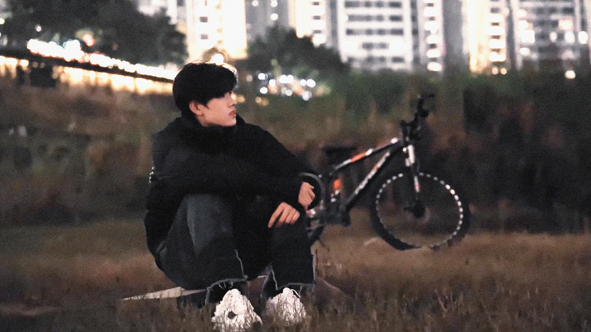 / 张极

如果我也变成一条鱼
如果你也变成了氧气 ​