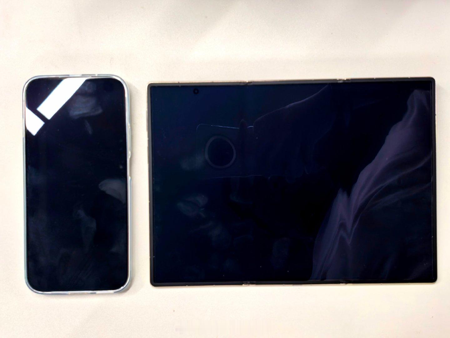 上手体验华为Mate XT 2展翼三折叠，折叠逻辑确实上一代要方便很多，而且一代比一代更轻薄。 ​