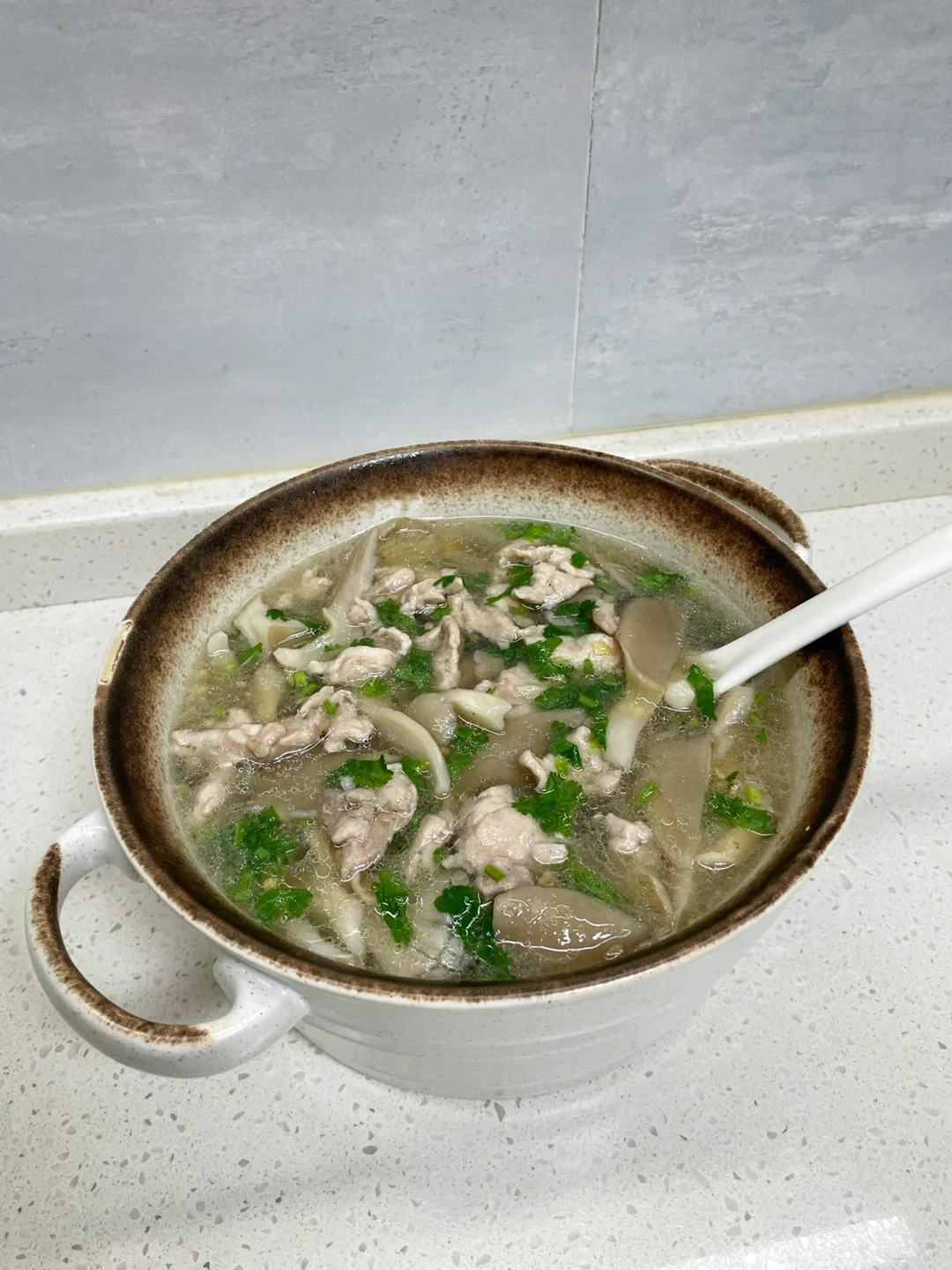 鲜掉眉毛的平菇肉片汤，汤鲜肉嫩太绝了🤤