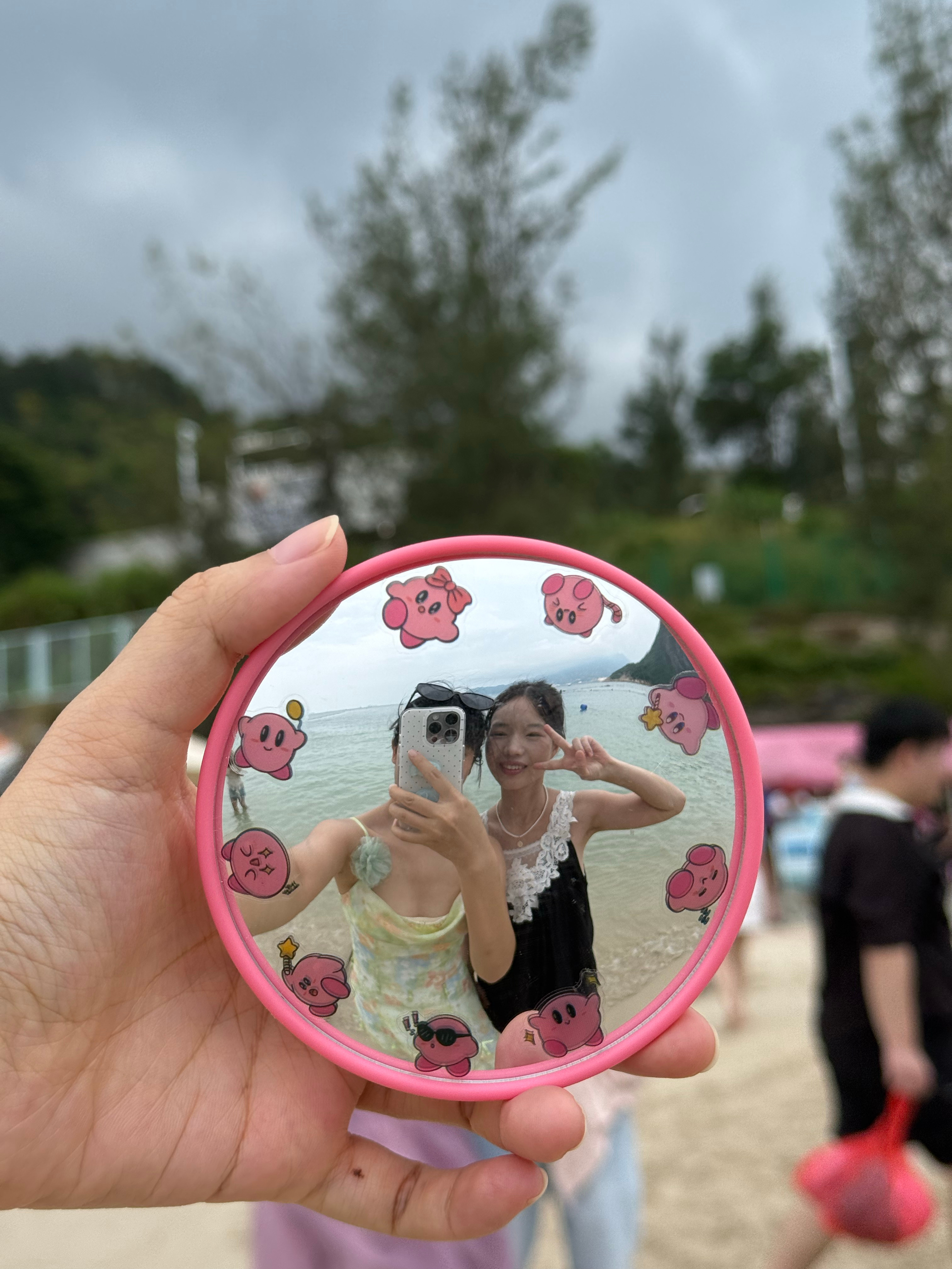 wa的旅游日记
2026.10.02真的是非常神奇的一天
天气预报说今天会下雨，但是今天有看海计划，一直在担心阴雨天会影响海边的景色
早上起了个大早去坐大巴，路上已经在淅沥沥下小雨了，但一边又在出太阳。周在说是太阳雨，我接了一句说不定等下会有彩虹，一回头发现真的有彩虹🌈而且竟然是两条！真的很 ​