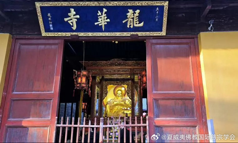 上海龙华寺成了祈求事业顺利的宝地

8月23日，有报道称，距今已有1700多年历史的上海龙华寺，香火鼎盛。佛像前跪拜年轻人，大多为祈求学业有成，工作顺利，事业顺风顺水。

人工智能迅猛发展，工作机会越来越少，许多人求职碰壁的当下，对佛教产生兴趣。但年轻人参与烧香、诵经等仪式，是希望借此带来 ​
