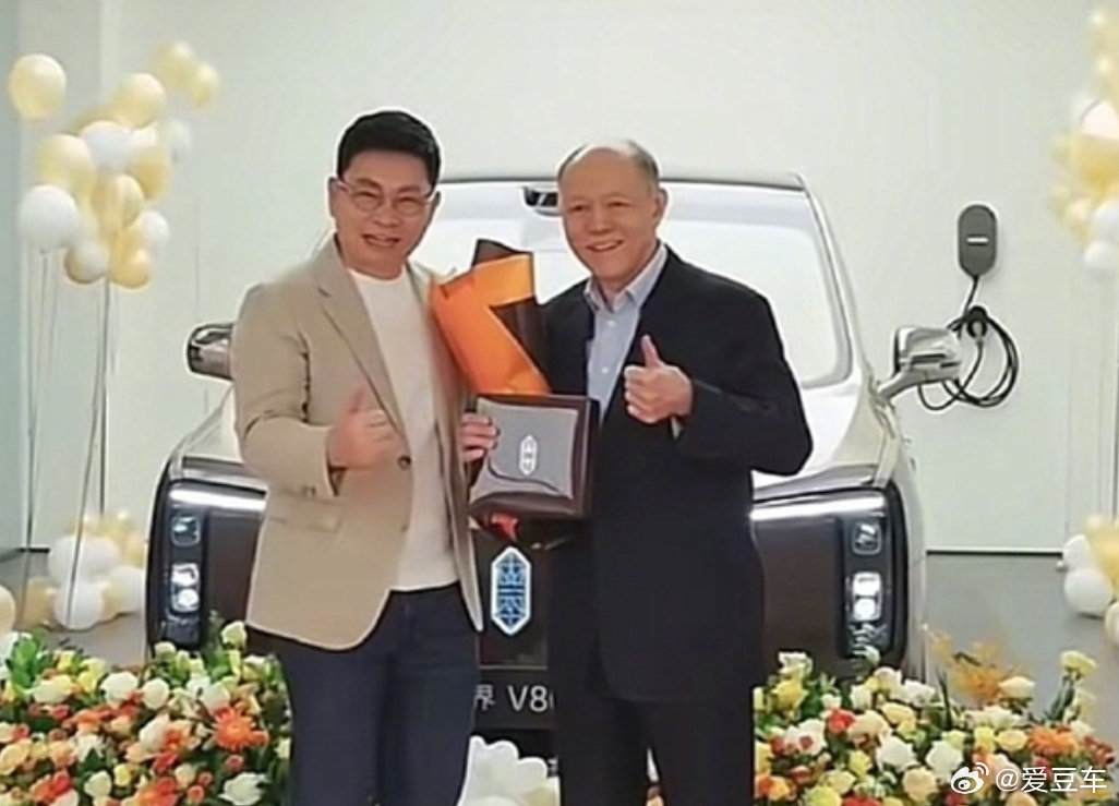 余承东为亲自为霍英东集团总裁霍震寰交付尊界 V800，双向奔赴，这牌面相当到位。
这次余承东亲自向霍英东集团行政总裁霍震寰交付鸿蒙智行百万级超豪华 MPV 尊界 V800，国产超豪华车走进香港顶级豪门，成为越来越主流的选择。对此，你怎么看？#余承东亲自为霍英东集团总裁交车# ​