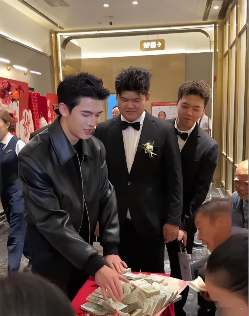 宋浩然回湖北十堰老家参加哥哥婚礼，随礼5000元，全部换成一块钱的现金，一沓沓摆在现场，场面看着相当震撼。他还开玩笑说五千块，整出十万的效果。喜事图的就是热闹，这种特别的随礼方式，也引得现场亲友连连围观，话题直接火出圈。