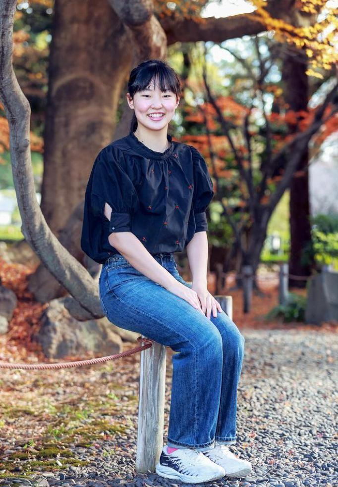 拿长相和血统围猎一个18岁的乒乓球运动员，这事又蠢又坏！
张本美和最近在澳门冠军赛发烧状态下鏖战七局赢了陈熠，世界排名稳居第三，日本女乒最高位。结果赛后网上冒出一堆人盯着她的脸做文章，说她“颧骨变了”“日语说多了脸型都变了”，还有人揪着她用日语接受采访骂她“忘本”。一个2008年在仙台出生、2014