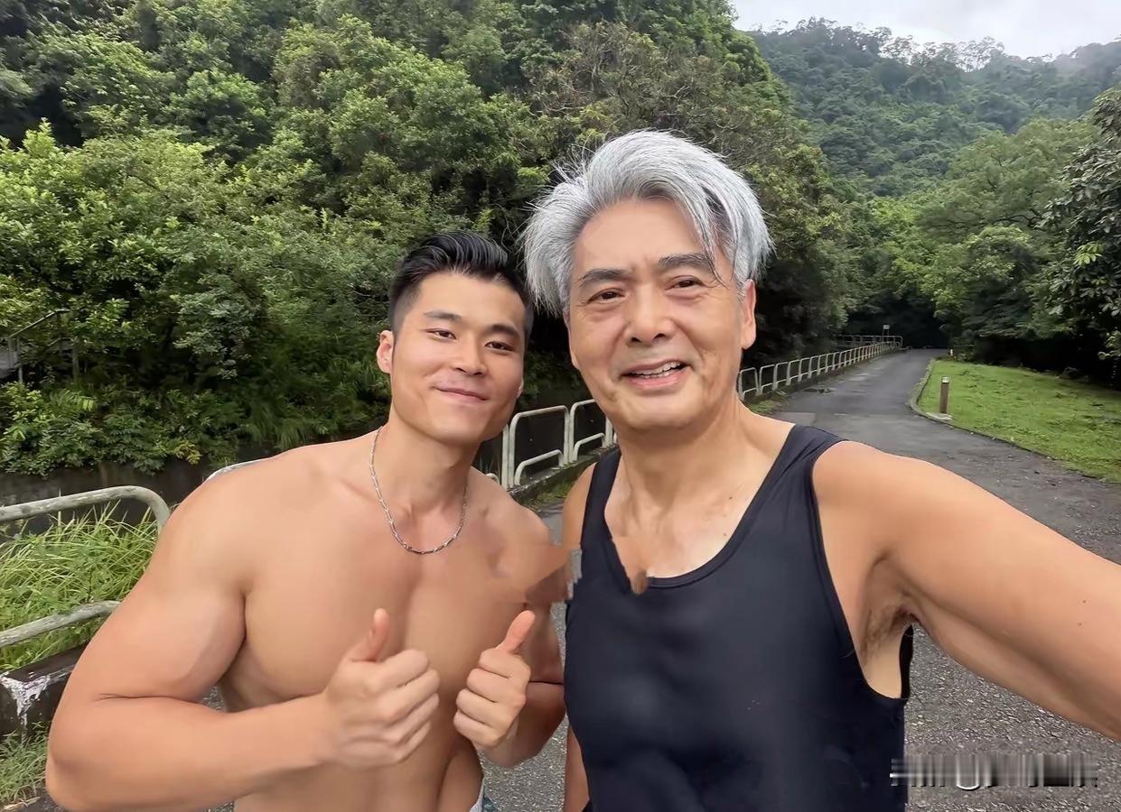 71岁的周润发在香港晨跑被路人偶遇，一身简约黑色运动汗衫随性自在。虽然头发花白、面容带着岁月痕迹，但身形依旧高瘦挺拔，精气神满满，常年坚持运动的状态实在让人敬佩，待人亲和低调，毫无巨星的距离感。