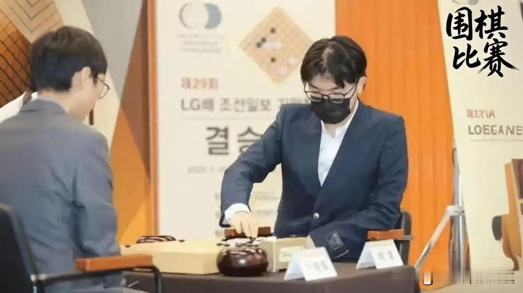 八冠王亲手关上世界大赛的门，韩国棋手这番话让人沉默了

手握八冠的柯洁，15个月内连拒4张世界大赛外卡，不签国家队协议、不打预选赛。这一切，源于2025年初LG杯决赛风波——因提子未放盒盖被罚、决胜盘裁判争议后申诉无果，他含泪退赛，留下“永不妥协”。

韩国对手看得最透：朴廷桓叹其天赋犹在，却因脱离