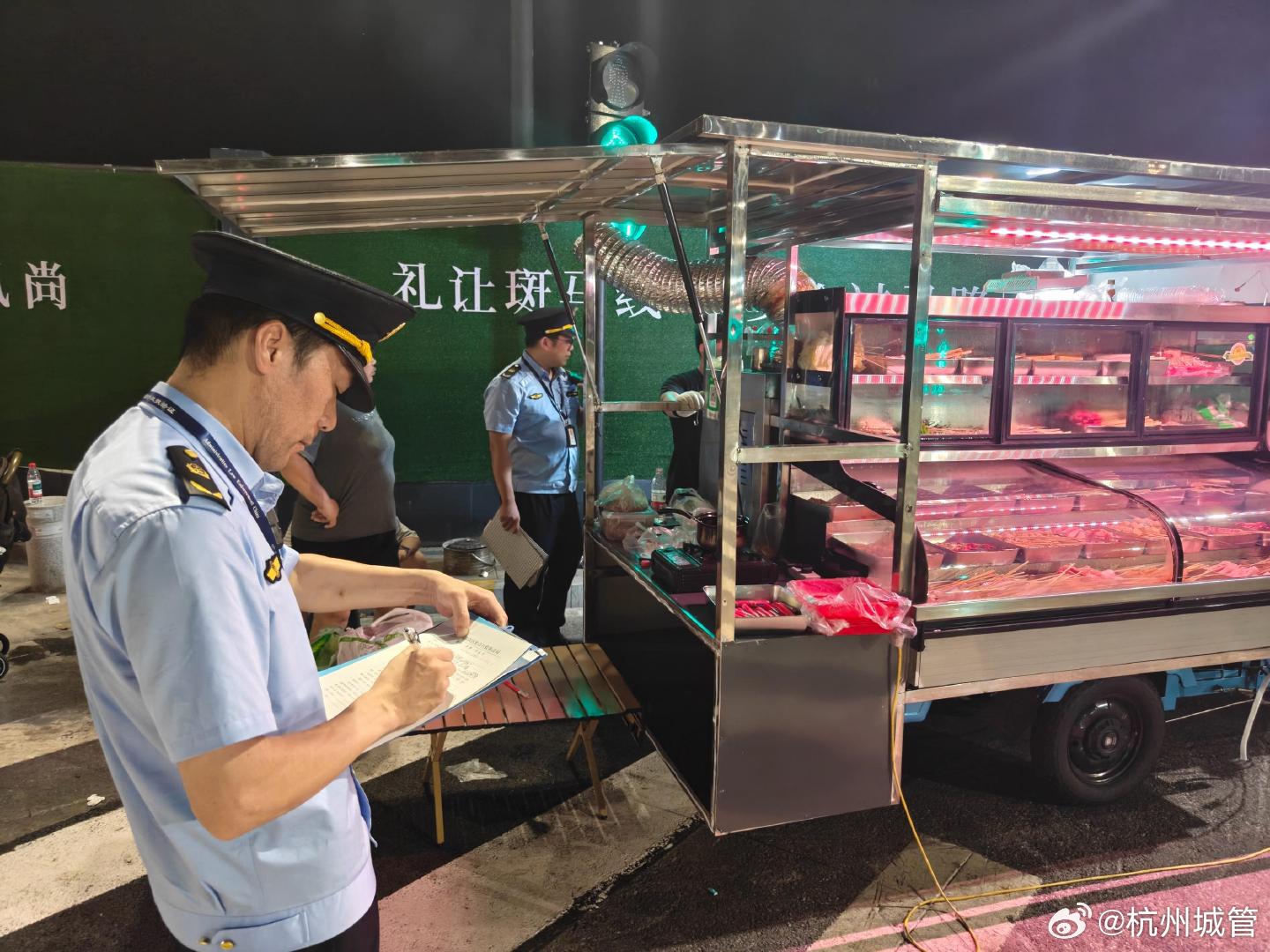 #浙就很杭州#【整治夜间无证摊 守护市容静与净】近日，富阳区综合行政执法局城西中队针对辖区夜间烧烤占道经营问题开展专项整治行动。巡查发现，流动摊点占用人行道、非机动车道，严重影响通行；烧烤摊油烟直排居民楼；部分摊点还存在私接电线、燃气罐随意摆放等情况，安全隐患突出。执法队员坚持教育 ​